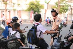 CSGT TPHCM trang bị 'hành trang' cho hơn 98.000 học sinh