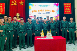 Ấm áp đêm sinh nhật đồng đội