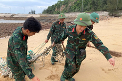 Chiến sĩ đảo Trần thu gom hơn 5 tấn rác thải
