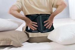 Cột sống yếu đi, teo cơ, cứng khớp vì đeo đai lưng sai cách