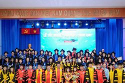 Trường Đại học Mở TPHCM trao bằng tốt nghiệp cho 779 tân khoa