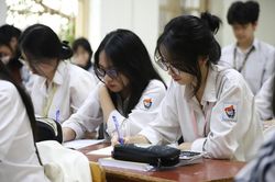 Thời tiết Kỳ thi TN THPT 2026: Nắng gián đoạn, mưa dông chiều tối nhiều khu vực