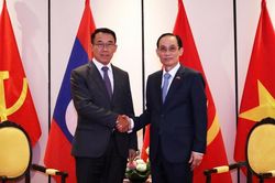Ủy viên Bộ Chính trị, Bộ trưởng Ngoại giao Lê Hoài Trung tiếp Trưởng Ban Đối ngoại Trung ương Đảng Nhân dân Cách mạng Lào