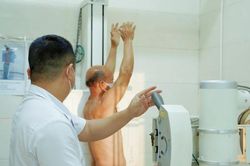 Bệnh viện Phổi Nghệ An khám sức khỏe, sàng lọc bệnh hô hấp miễn phí cho gần 200 người cao tuổi