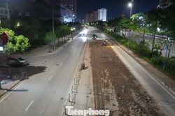 Hà Nội: Bùn đất phủ kín làn đường Võ Chí Công, hai người bị thương