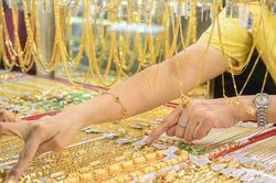 Giá vàng lao dốc mạnh, có nên xuống tiền mua lúc này?