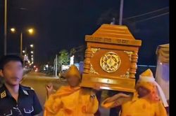 Công an vào cuộc xác minh vụ khiêng quan tài nhảy múa trên phố mừng sinh nhật