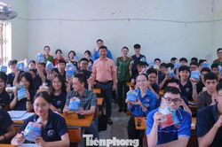 Gần 700 sĩ tử bất ngờ nhận quà tiếp sức trước ngày thi