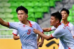 Dù thua trận, U19 Việt Nam vẫn rộng cửa đi tiếp nhờ được U19 Myanmar 'giúp'