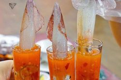Bác sĩ cảnh báo mối nguy từ những cốc 'mực nhảy sống' giòn sần sật