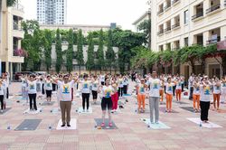 Hơn 100 người c&ugrave;ng nhau tận hưởng s&aacute;ng cuối tuần khỏe mạnh với yoga