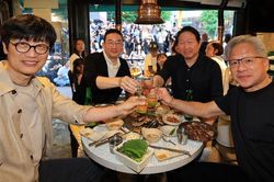 Jensen Huang ăn thịt nướng bình dân bàn thương vụ tỷ USD