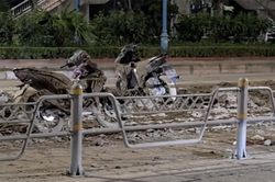 Danh tính tài xế ô tô làm rơi bùn đất kéo dài 100m trên đường, khiến 2 người ngã ở Hà Nội