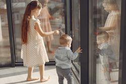 Nghỉ hè, con hàng xóm liên tục đến nhà chờ cơm, tôi rơi vào cảnh khó xử