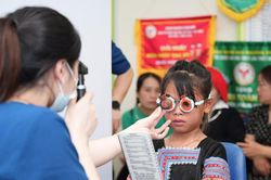 Trẻ tăng cường hoạt động ngoài trời để phòng ngừa các bệnh về tật khúc xạ