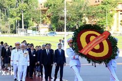 Thủ tướng Lào đặt vòng hoa tưởng niệm Anh hùng liệt sỹ và vào Lăng viếng Chủ tịch Hồ Chí Minh