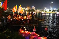 Huế: Lễ hội hoa đăng cầu nguyện quốc thái dân an