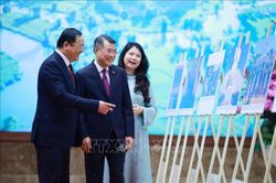 Hai Thủ tướng Việt Nam - Lào tham quan trưng bày ảnh về quan hệ hợp tác giữa hai nước