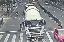 Hai cha con bị xe bồn cuốn vào gầm, người hùng lao tới giải cứu trong tích tắc