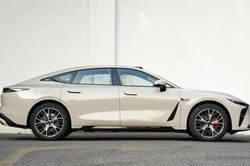 Xe sedan thiết kế thể thao, công suất 480 mã lực, siêu tiết kiệm xăng, giá hấp dẫn