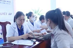 Hơn 1.000 công nhân được khám bệnh, cấp thuốc miễn phí
