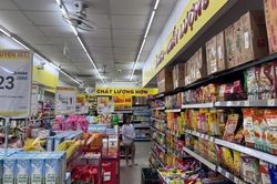 Điều hòa lạnh sâu, đèn sáng rực giữa ban ngày cả khi vắng khách