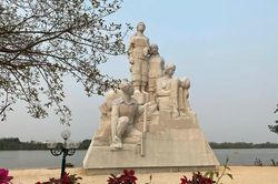 Ghi dưới chân tượng đài...