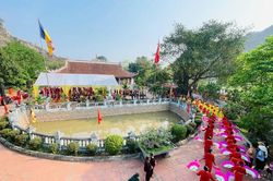 Về Chính Đại thăm cửa Thần Phù, chùa Hàn Sơn