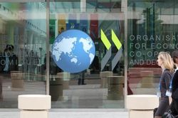 OECD hạ dự báo tăng trưởng toàn cầu, cảnh báo cú sốc năng lượng từ Trung Đông
