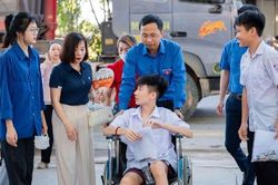 Áo xanh đồng hành với sĩ tử