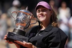 Mirra Andreeva vô địch Roland Garros: Siêu sao tuổi 19 kế tục Maria Sharapova