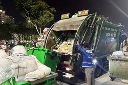 Thu gom 36 tấn rác sau đêm thi pháo hoa thứ hai