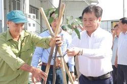 Đồng chí Trần Văn Dũng dự lễ ra quân hưởng ứng phong trào 'Toàn dân chung tay bảo vệ môi trường, vì một Việt Nam xanh - sạch - đẹp' tại xã Chợ Gạo
