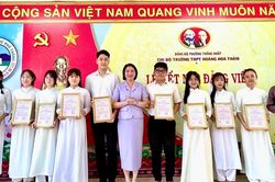 Chi bộ Trường THPT Hoàng Hoa Thám kết nạp 9 học sinh vào Đảng
