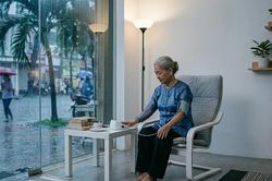 Vì sao người già dễ tăng huyết áp đột ngột khi thời tiết thay đổi?