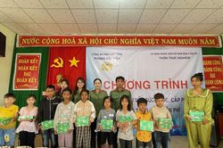 Công an Lâm Đồng khám bệnh, tặng quà cho hơn 200 người dân tộc thiểu số