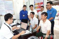 Khám bệnh, cấp phát thuốc miễn phí cho người dân phường Yên Sơn