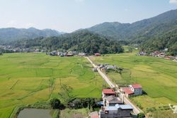 Đầu tư hạ tầng, th&uacute;c đẩy ph&aacute;t triển v&ugrave;ng kh&oacute; khăn