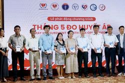 Trao tặng 80 máy đo huyết áp cho y tế cơ sở
