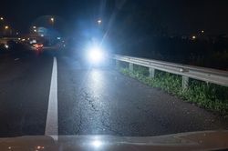 Màn 'trả đũa' ô tô của xe máy chạy ngược chiều cao tốc Hà Nội - Bắc Giang