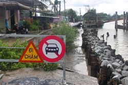 Cà Mau: Sạt lở, sụt lún đất diễn biến phức tạp, nguy cơ chia cắt đường giao thông