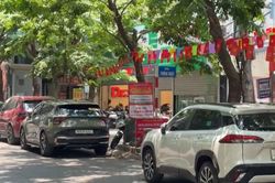 Xe đỗ tràn lan trên đường Đại La, cản trở giao thông