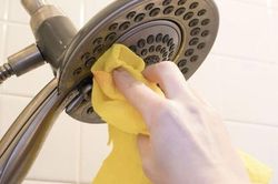 Vòi hoa sen bám đầy cặn trắng? Dùng thứ có sẵn trong bếp là sạch bong như mới