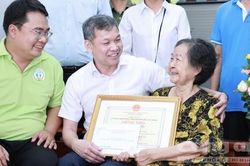 Thiếu tướng Tạ Văn Đẹp, Phó Giám đốc Công an TPHCM thăm, chúc thọ các cụ cao niên tiêu biểu