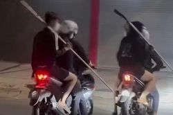 Tạm giữ 13 thanh thiếu niên chạy xe nẹt pô, mang hung khí đi gây rối, đuổi đánh người