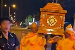 Công an vào cuộc xác minh clip nhóm người khiêng quan tài có người sống diễu phố