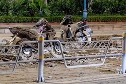 Truy tìm xe làm rơi bùn đất khiến loạt xe máy trượt ngã gần cầu Nhật Tân