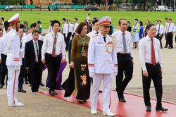 Đại biểu dự Đại hội Hội Nông dân Việt Nam lần thứ IX vào Lăng viếng Chủ tịch Hồ Chí Minh