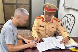 Phạt tài xế xe tải làm rơi bùn đất xuống đường Hà Nội khiến 2 xe máy trượt ngã