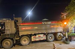 Khoảnh khắc ô tô tải cố tình vượt đường sắt và mắc kẹt, bị tàu hỏa húc văng
